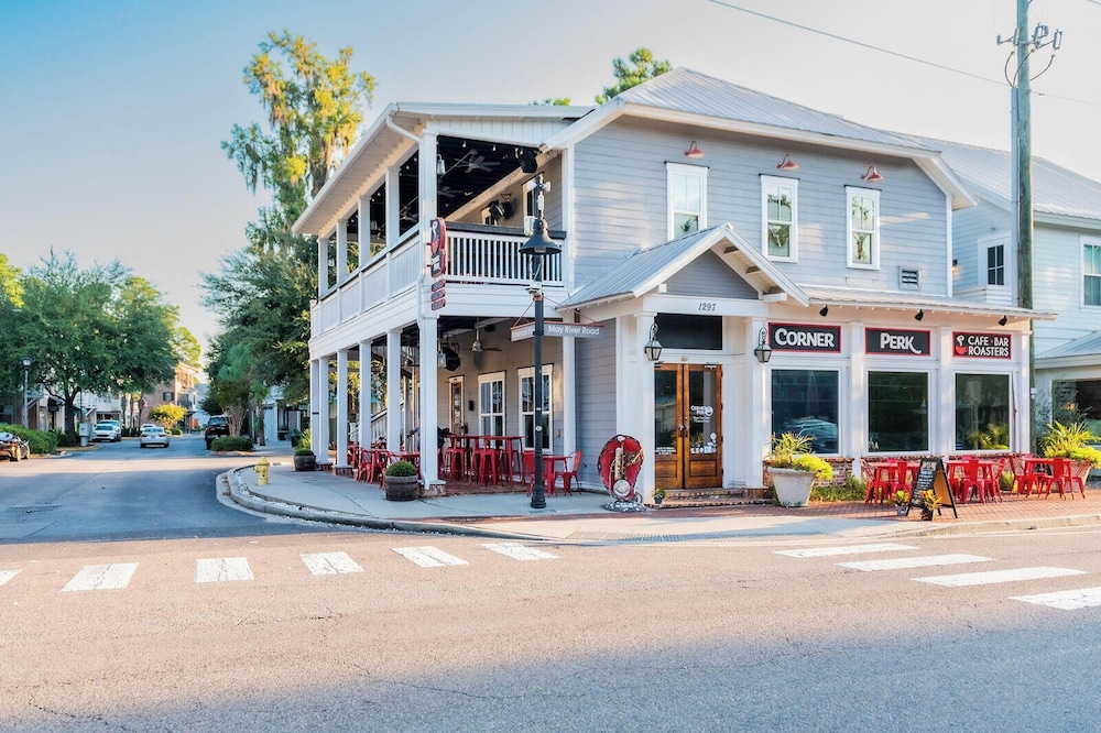 Lowcountry Landing! 3-story Townhouse in Old Town's Promenade