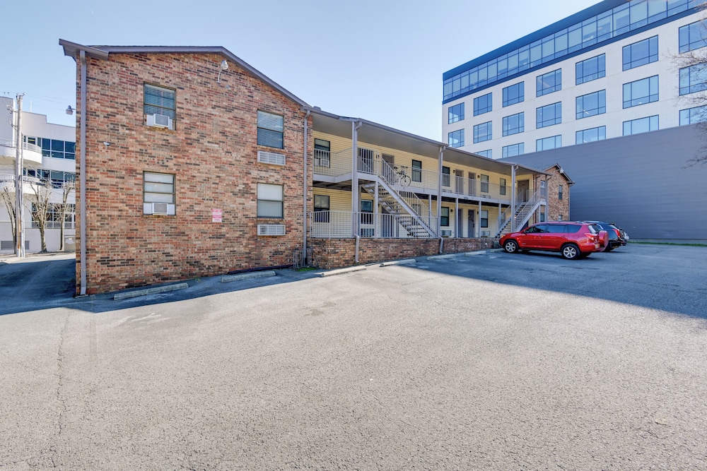 1 Mi to Dtwn: Pet-friendly Apt in Nashville