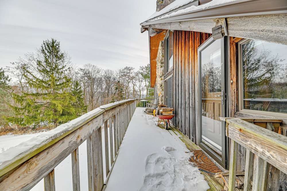 Near Canandaigua Lake: Retro Cabin w/ Deck & Views