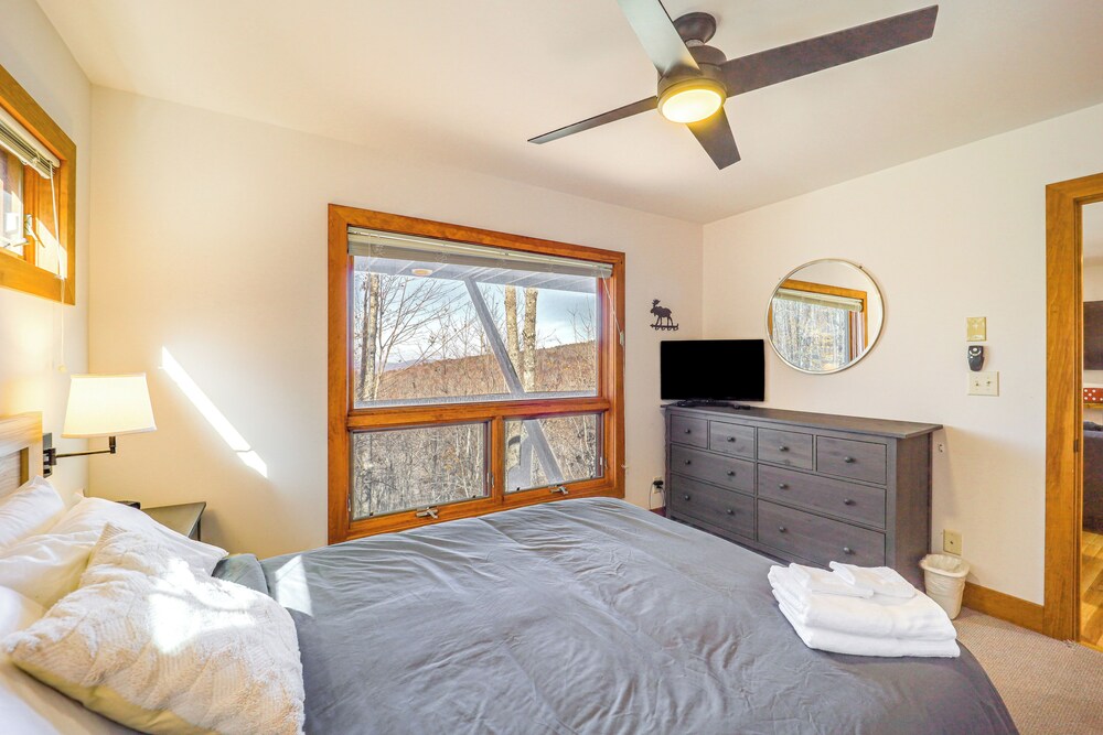 Deck, Fire Pit & Game Room: Beech Mountain Retreat