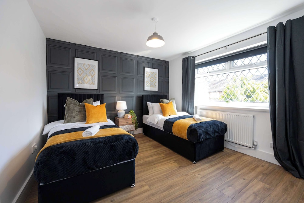 Spacious Apartment Near MCR Airport
