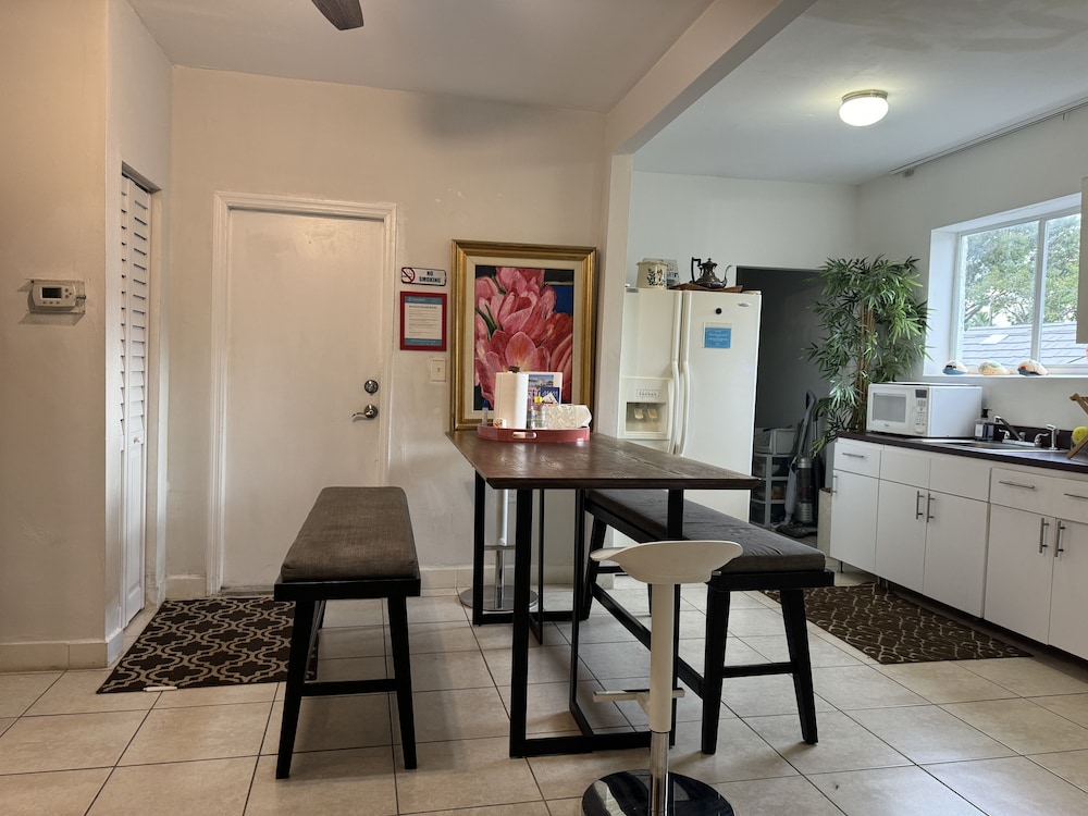 Miami Vacation Home 4 bedroom Parking.