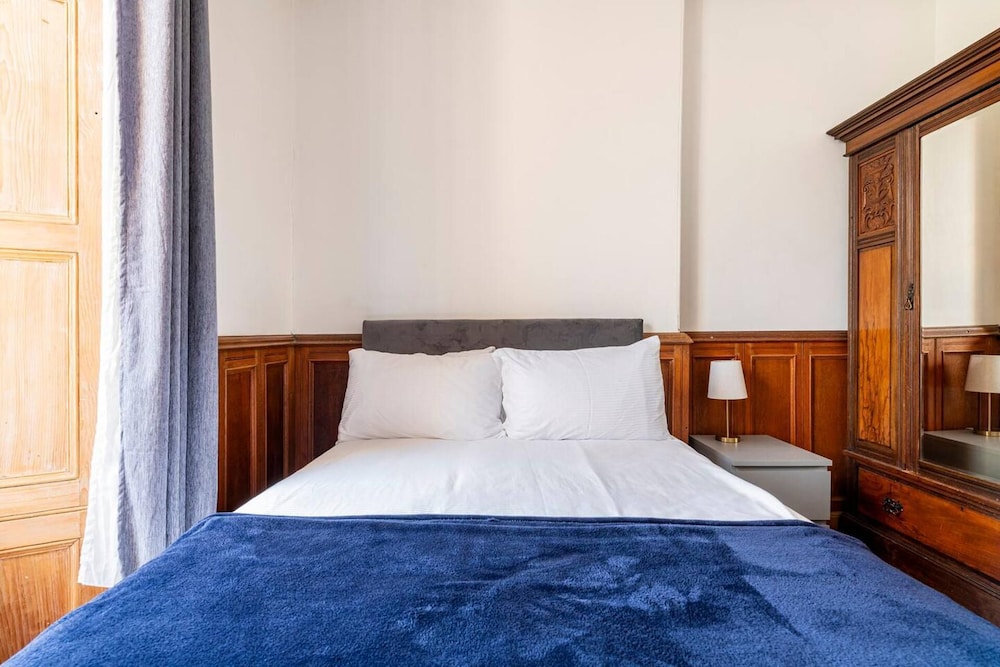Stunning 5 Bedroom Large Apartment With Parking view 5