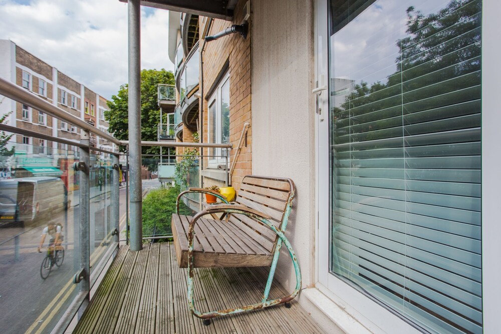 1 Bed with Balcony by Broadway Market & Columbia Road