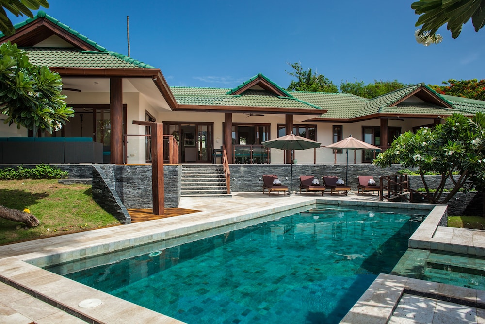 Idyllic Samui Beach Villa Resort