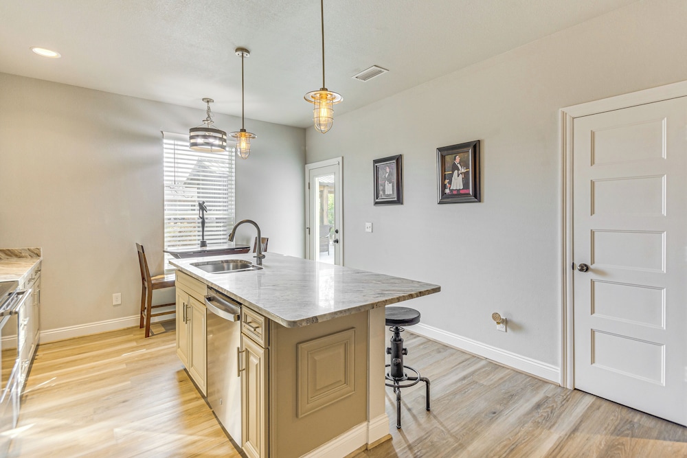6 Mi to Navarre Beach: Spacious Family Retreat!