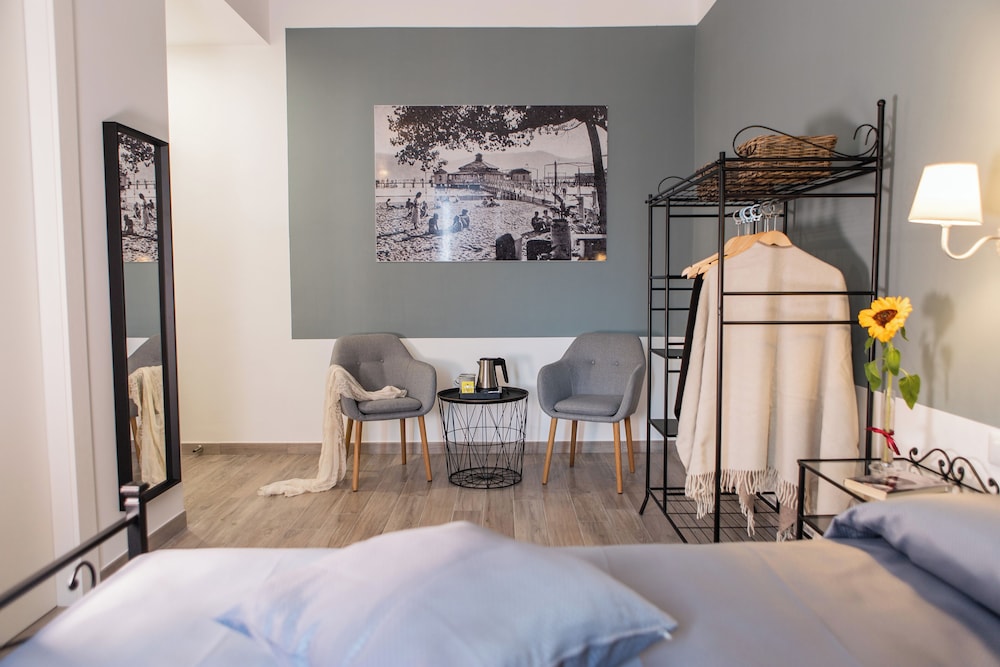 Demithos Rooms