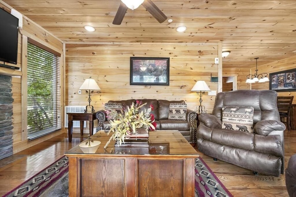 A Perfect Getaway - 4 Bedrooms, 4 Baths, Sleeps 15 Cabin by RedAwning