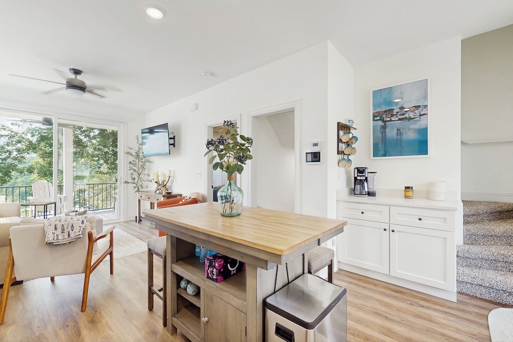 3 BR Home w/ Decks & Lake Views!