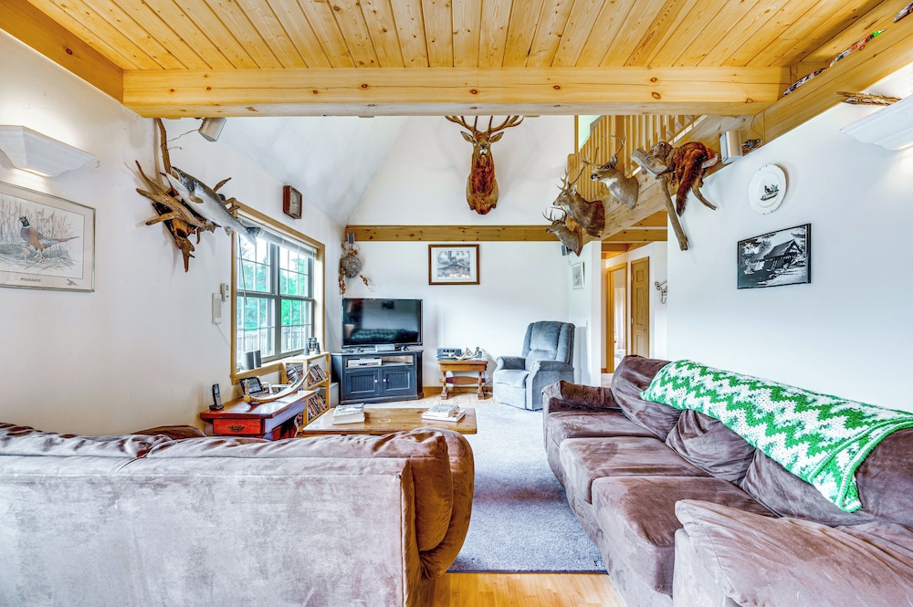 5 Mi to Jay Peak Resort: Cabin w/ Pond Access!