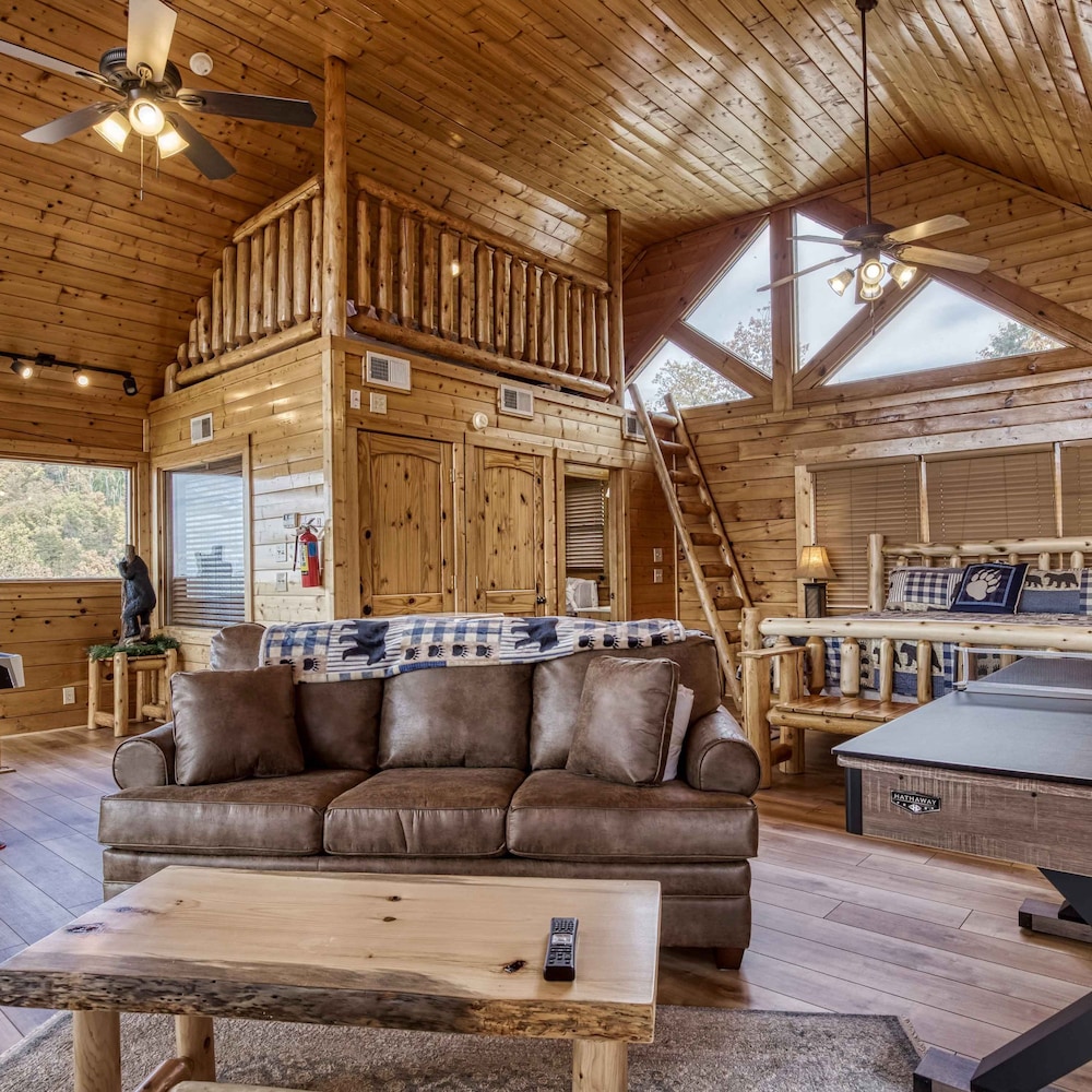 Awesome View Pool Hot Tub Game Room Fireplace