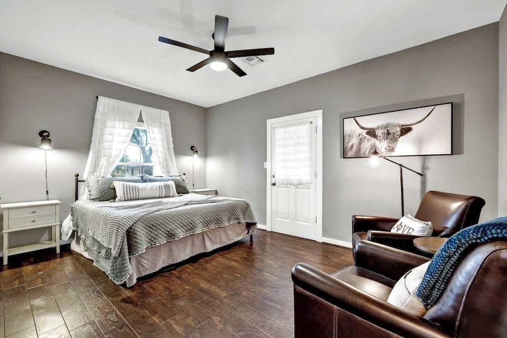 The Country Haus: Quaint Home 1 Mile From Downtown