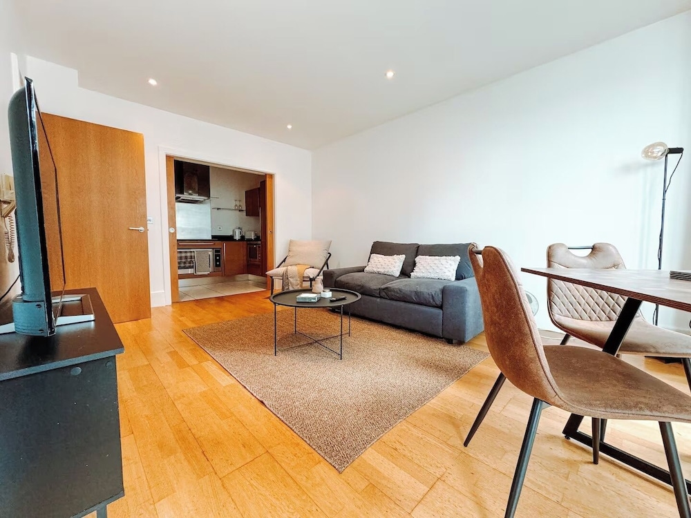 Londonaprt/sleeps6/gym/waterfront/wifi
