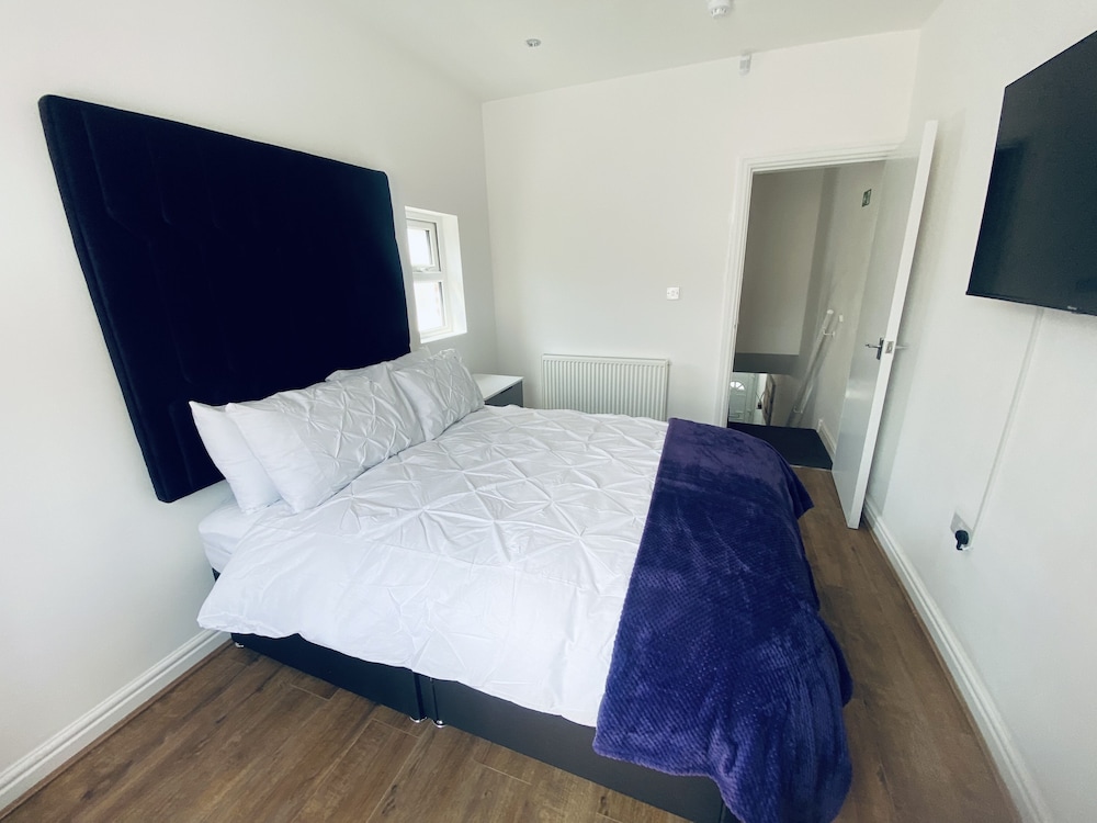 Inviting 5-bed House in Manchester view 4