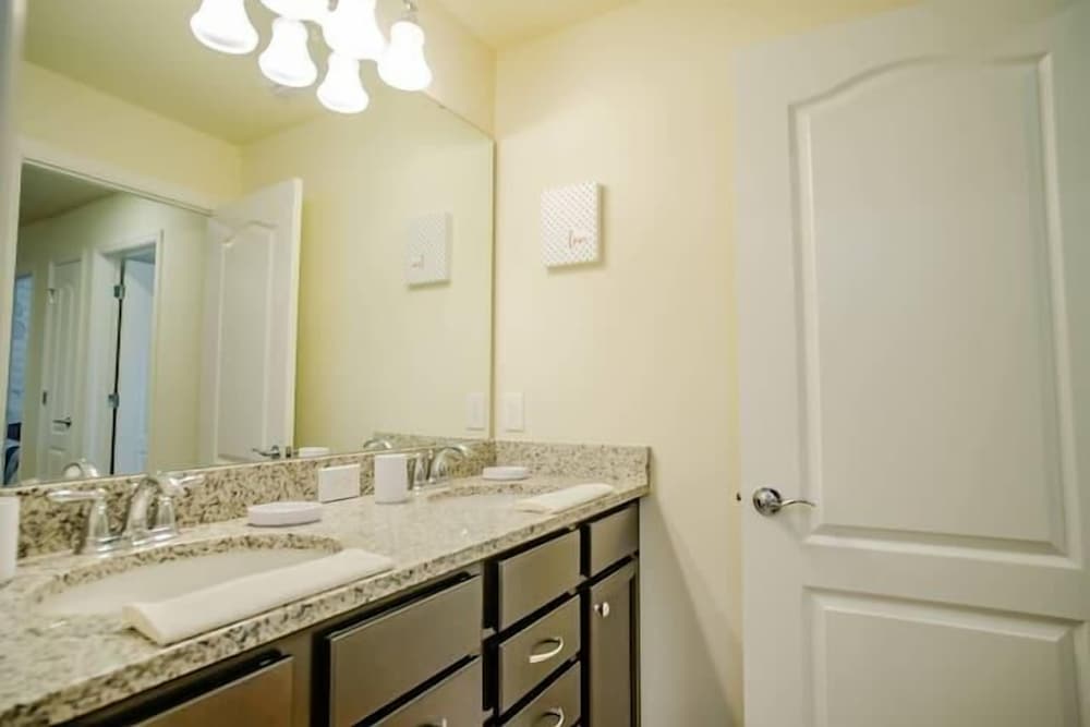 4606 TD - 5BR Townhome Marvel: Private Pool
