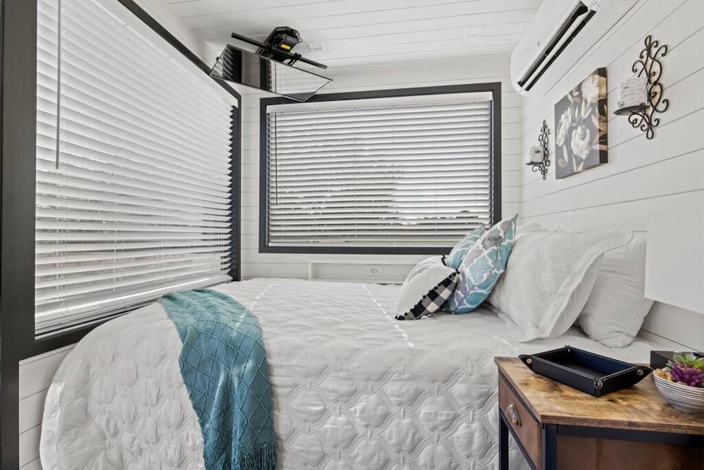 New Wilderness Hideout-cozy Container Home