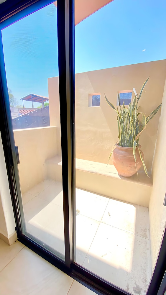 Luxurious 3 Bedroom in Ajijic - Sleeps 6 - Private Gym - Pickleball Court -