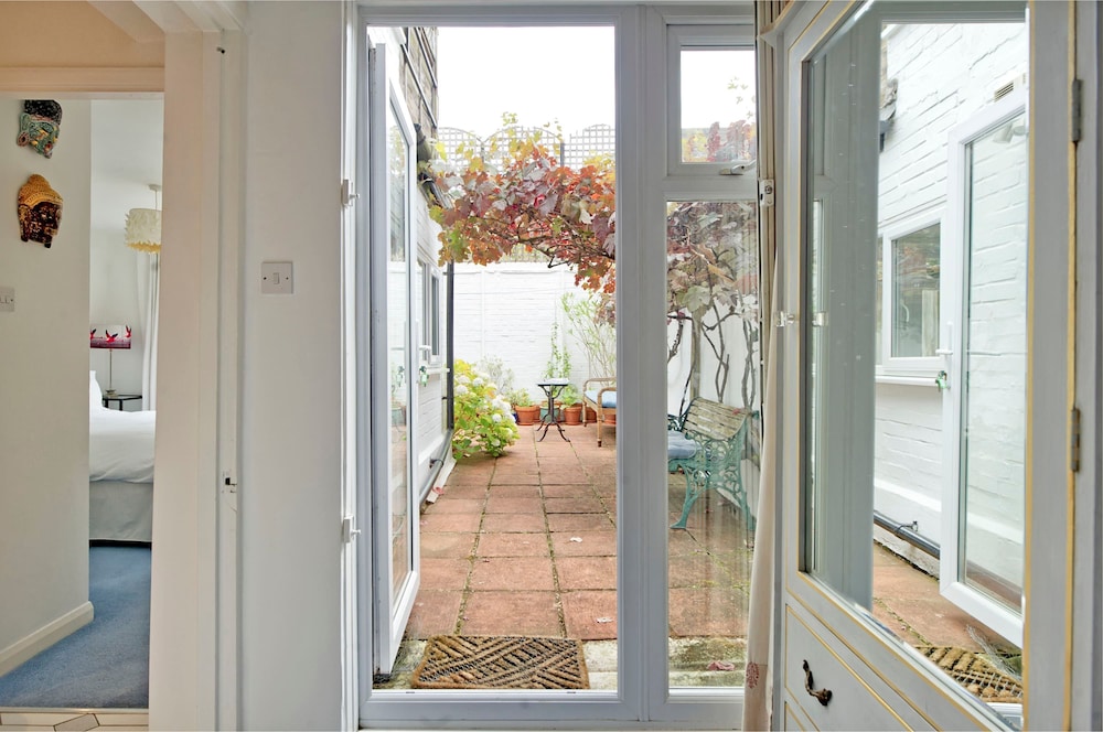 Lovely 2-bed Garden Flat in West Kensington