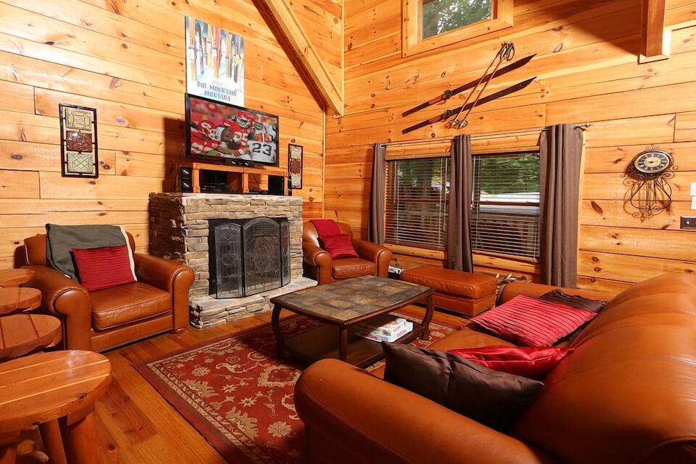 Mountain Majesty 2 Br cabin by RedAwning