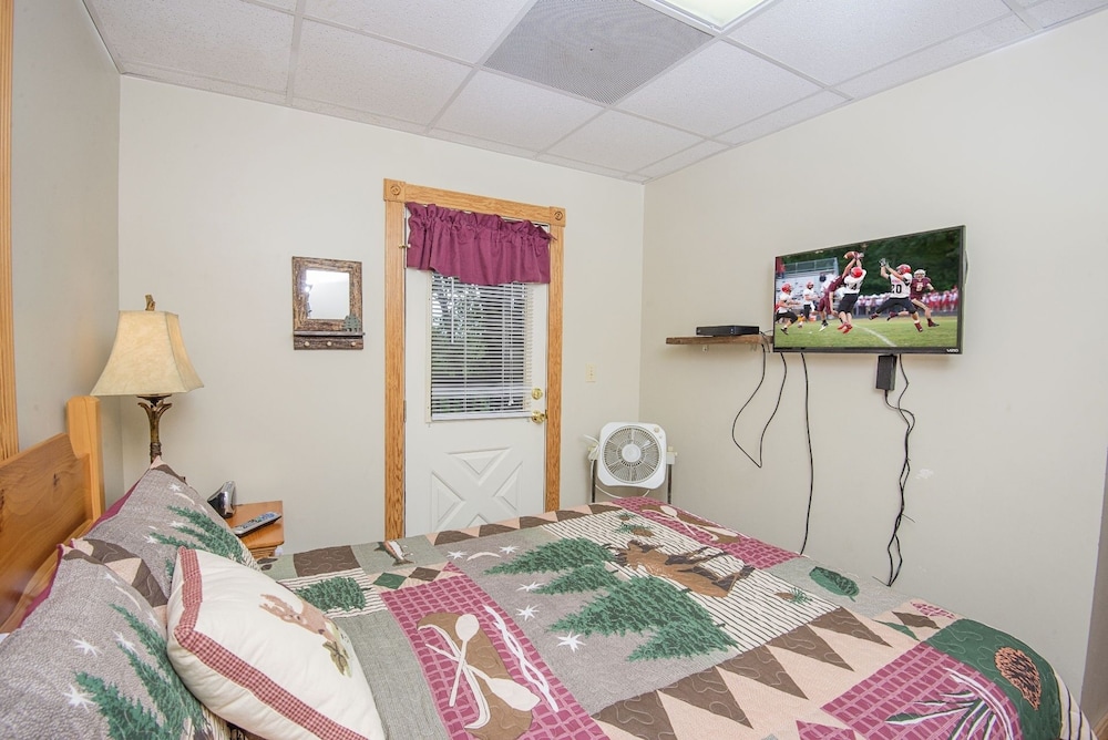 Er100 - Making Memories Great Location - Close To Town! 4 Bedroom Cabin by RedAwning view 5