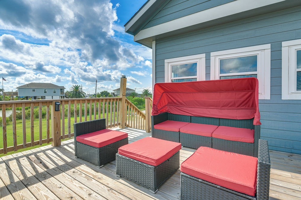Private Home on Lagoon w/ Views in Hitchcock!