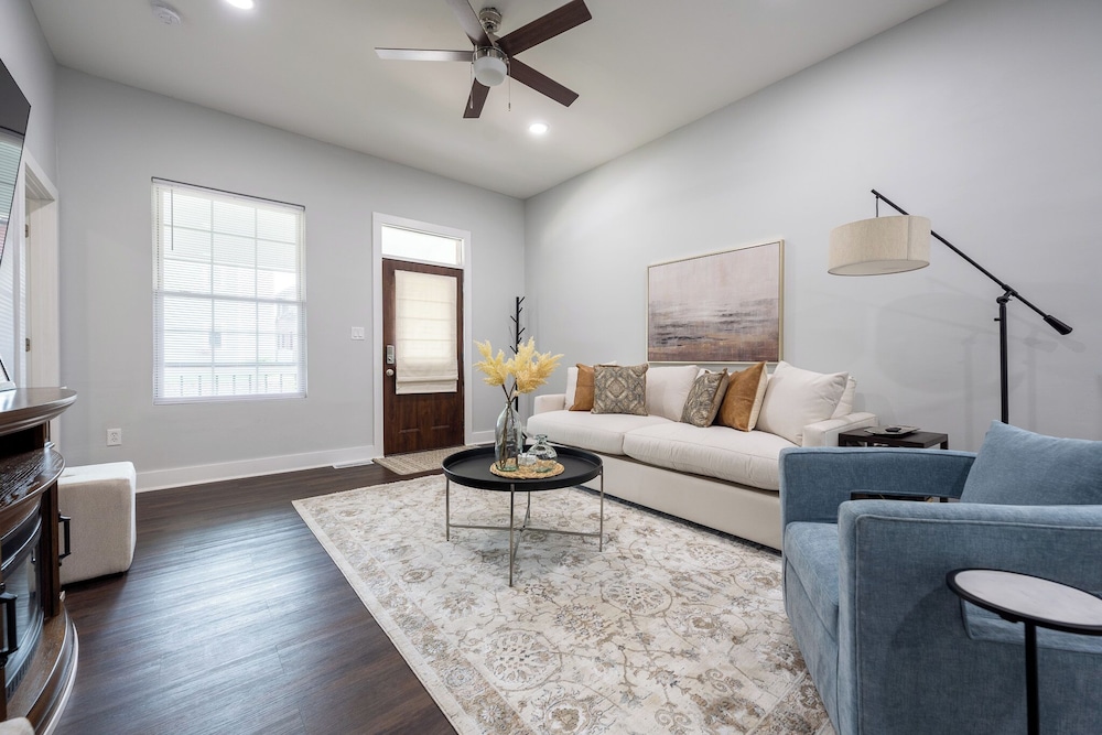 Spacious 5-Bedroom Blue Bungalow