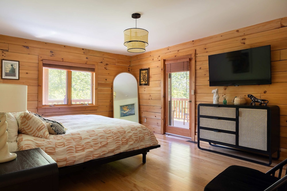 Luxury Private Estate w Pool Near Rhinebeck