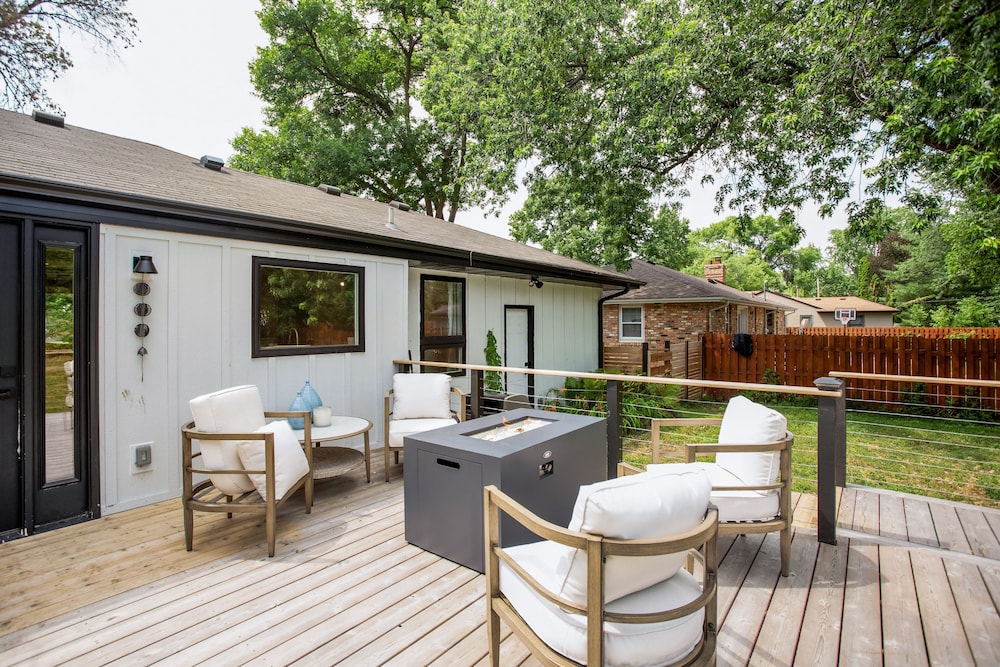 Charming & Bright Crystal Home Rental: Fire Table!