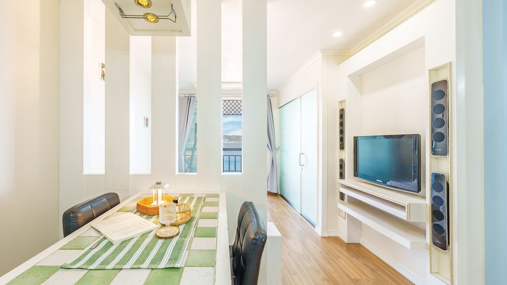 Geoje Kkachi and Santorini Pension