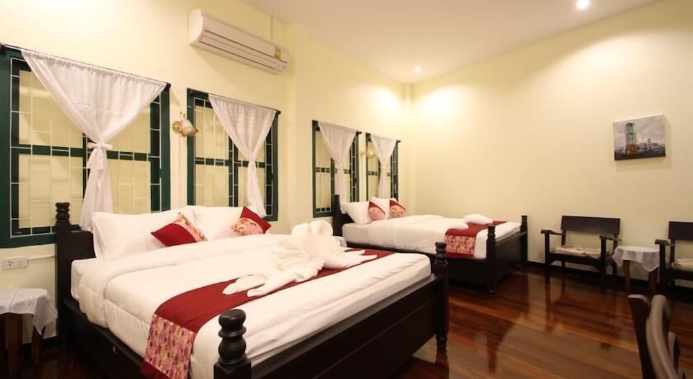 Srisomboon Hostel
