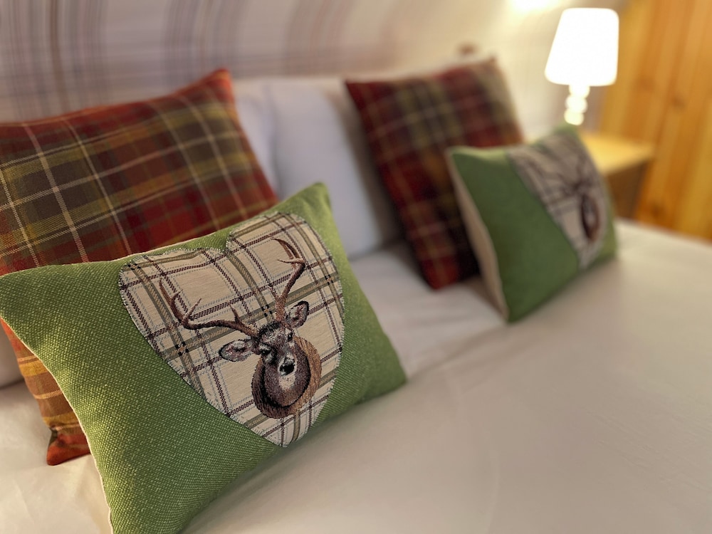 Traditional Highland Cottage Near Loch Ness-sleeps 6
