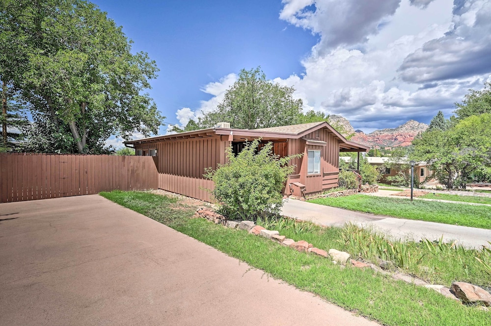 Quaint Sedona Cottage w/ Backyard + Views!