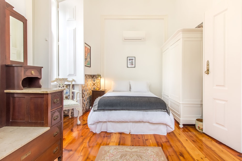 Ferns Historical Bedroom I view 4