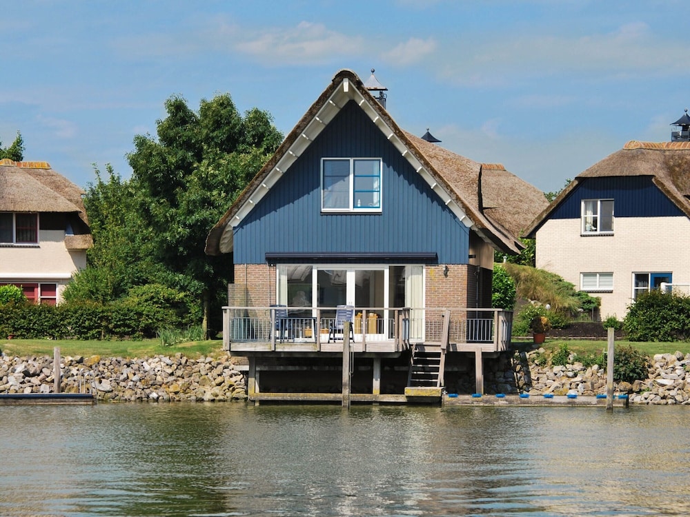 Thatched Villa by Ijsselmeer