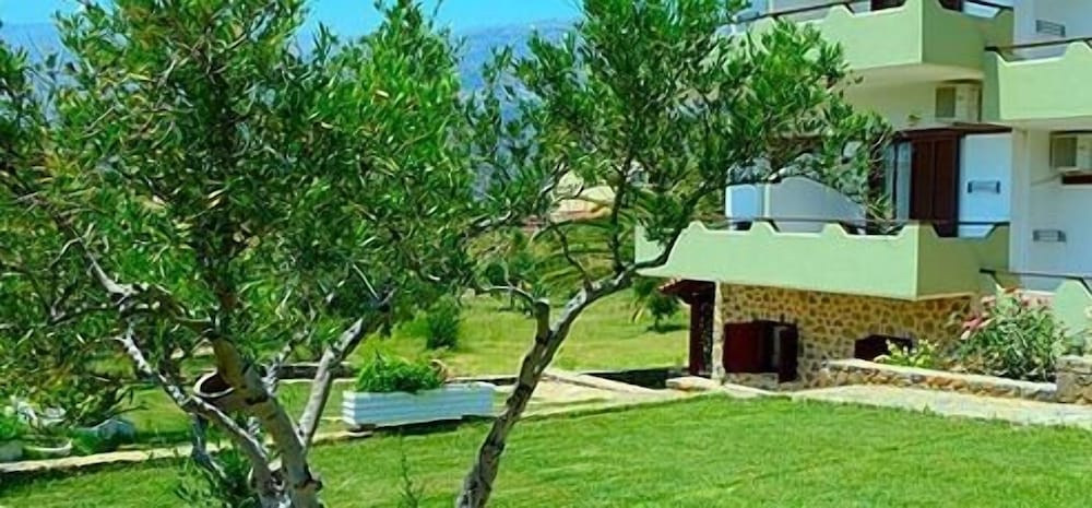 Albatros Studios & Apartments