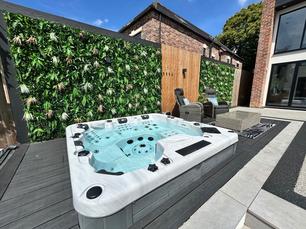 5 Bed Villa-sleeps 10-hot Tub-bar & Pool Table