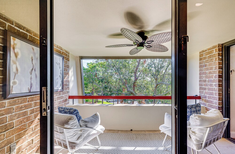 8 Mi to Honeymoon Island: Golf Getaway w/ Balcony!