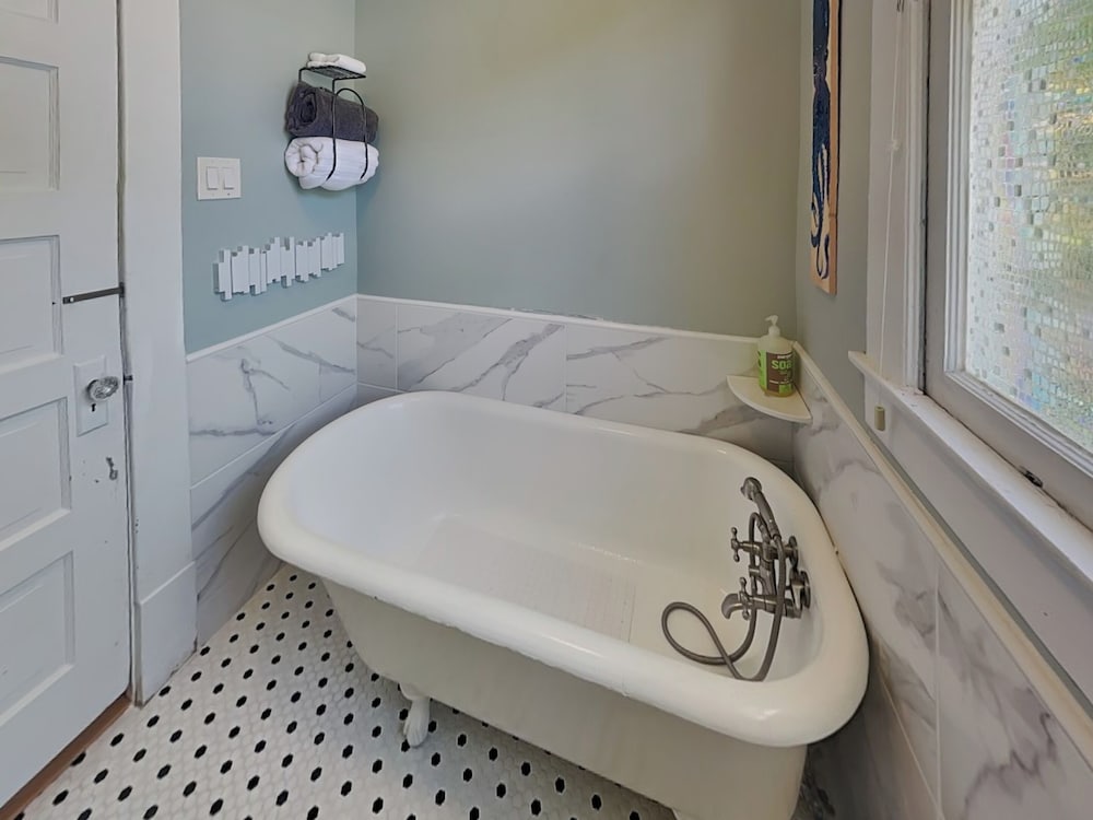 Sealy Street Duo by Ryson Vacation Rentals