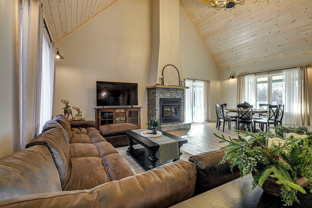 10-acre Property w/ Fire Pit & Grill in Arkdale!