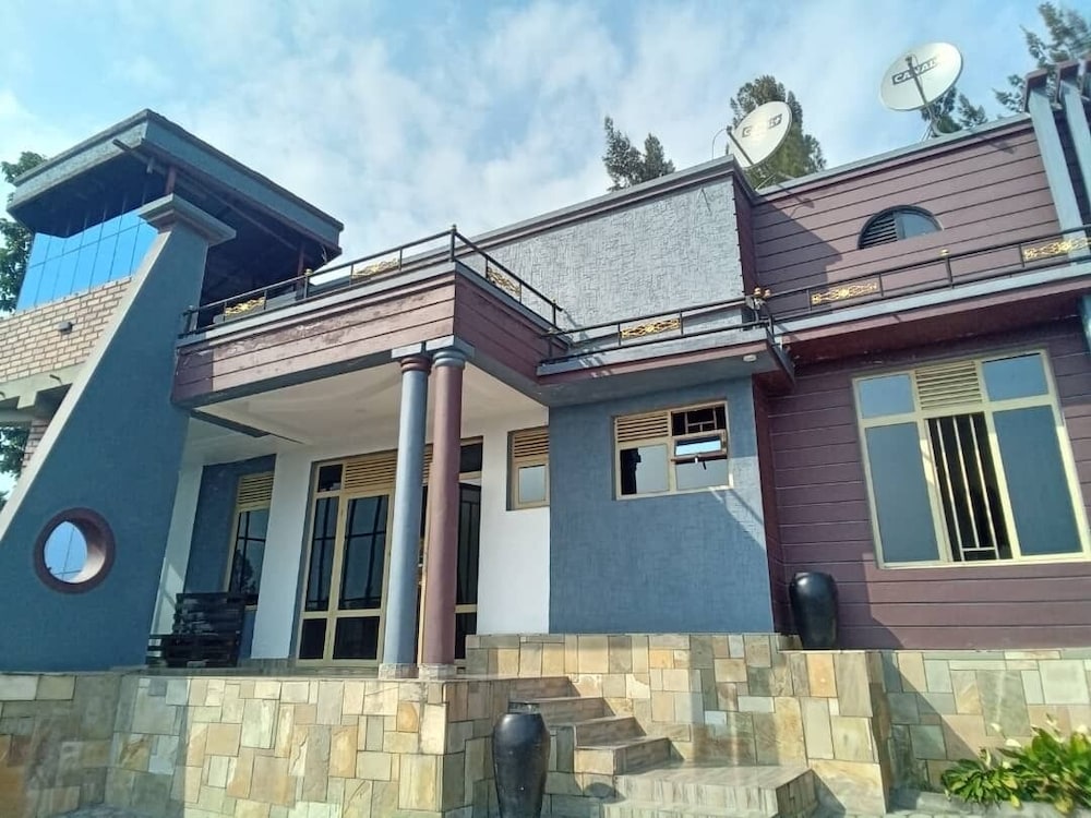 Queen Greenstars Apartment view 5