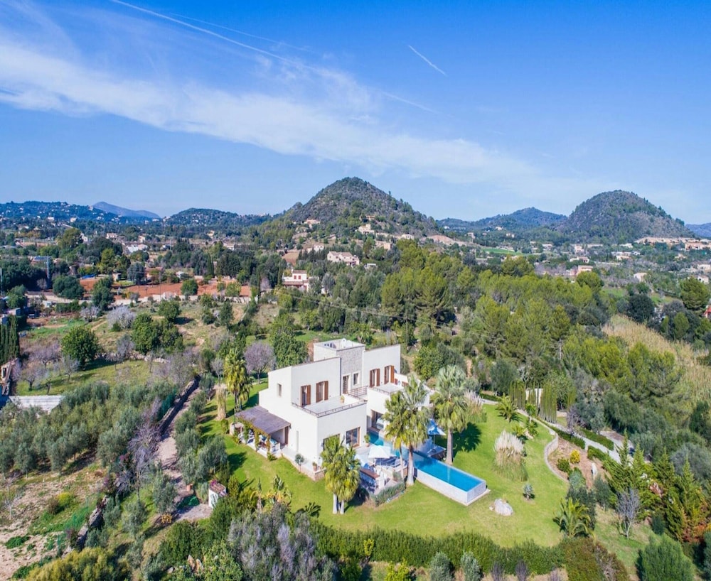Spacious Villa With Infinity Pool
