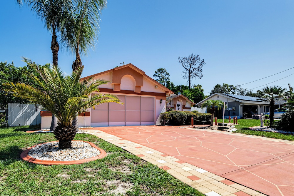 3 Mi to Weeki Wachee Springs SP: Poolside Oasis!