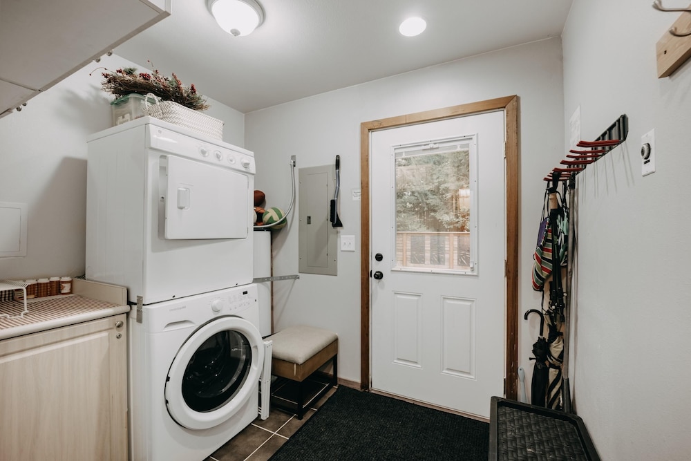 Mt Baker Rim Cabin 24 - Hot Tub, Wifi, Air Conditioning, Sleeps 8