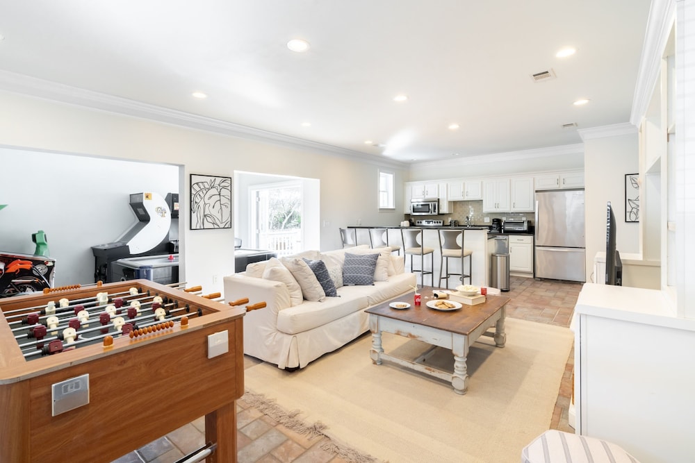 Fin by Avantstay 9 BR Destin Oasis With Pool Spa Walk to Beach