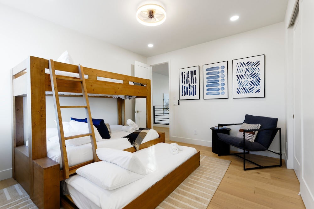 Luxe - Nouveau - Sparkling Pool - Walk to Old Town