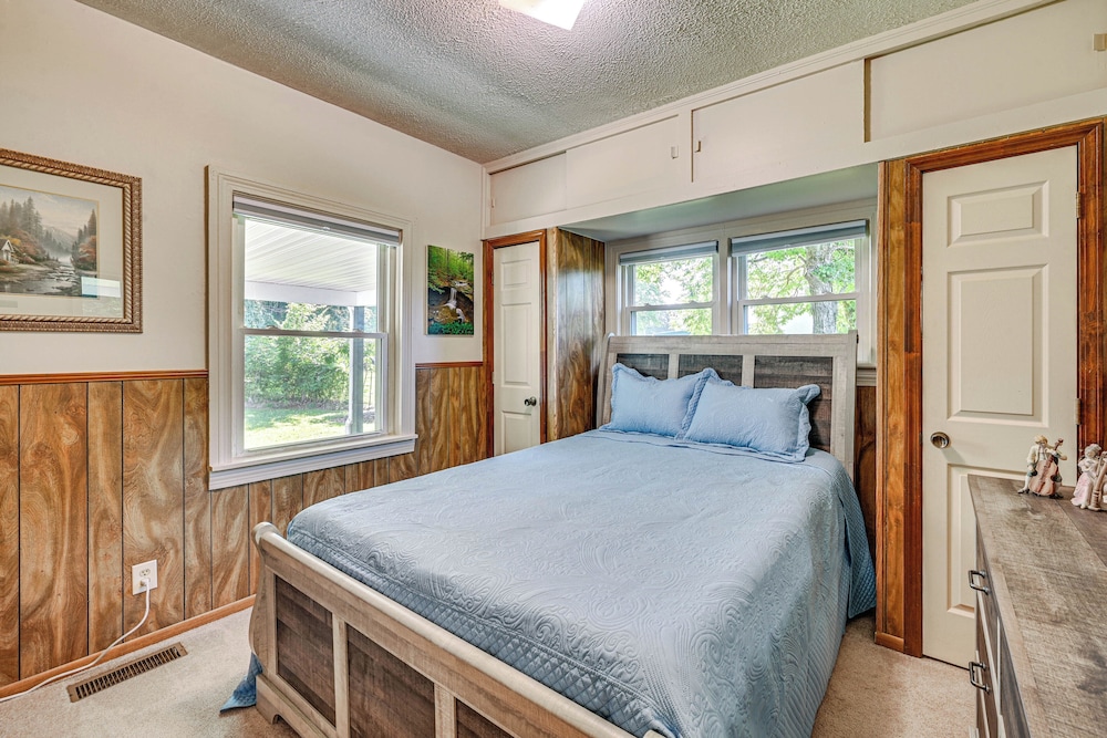 2 Mi to Oak Grove Racing & Gaming: Home on 1 Acre