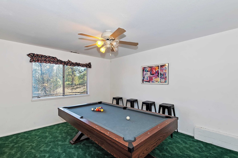 Mountain Palette by Avantstay Hot Tub, Game Room, Deck, Sweeping Views!