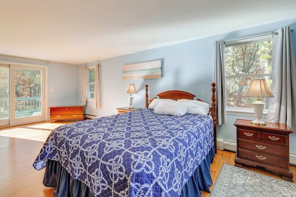 6 Mi to Beach: Home w/ Deck in Brewster!