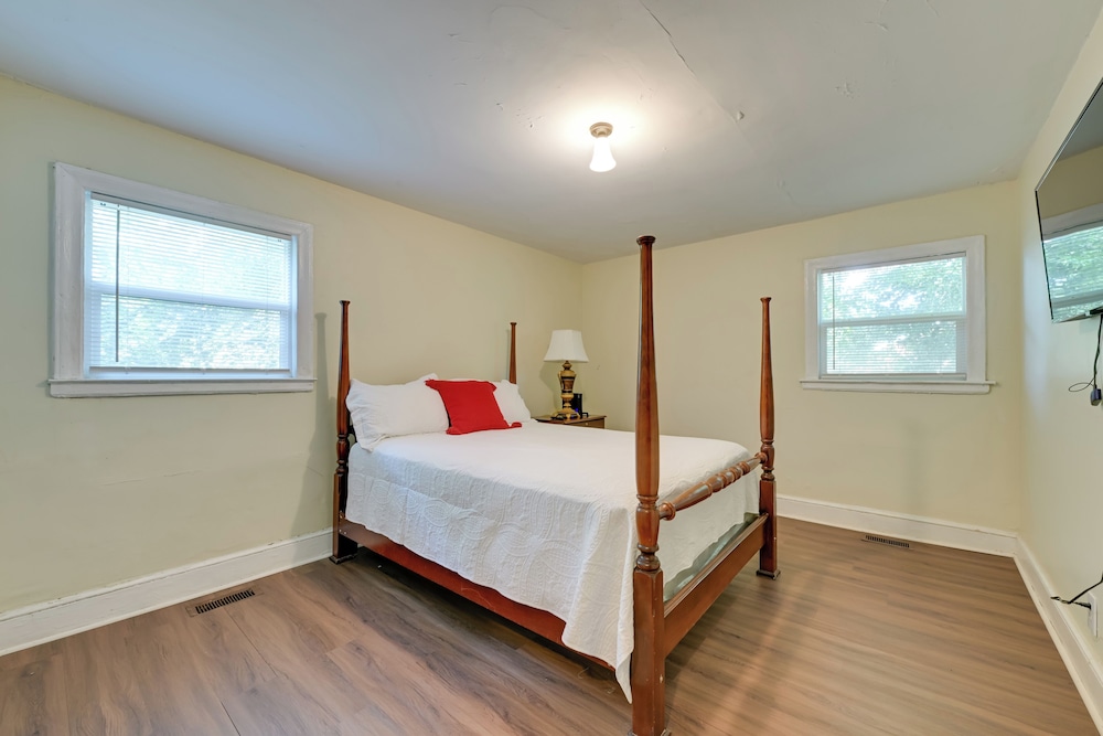 5 Mi to Uptown: Charlotte Hideaway w/ Yard