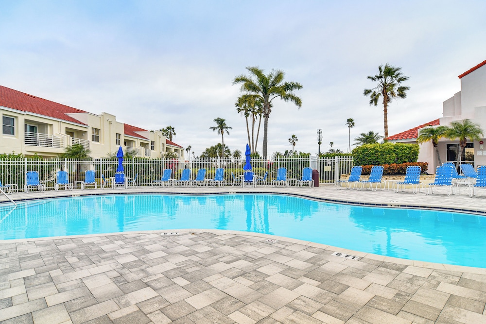 Resort Perks: Condo w/ Private Balcony in St Pete!